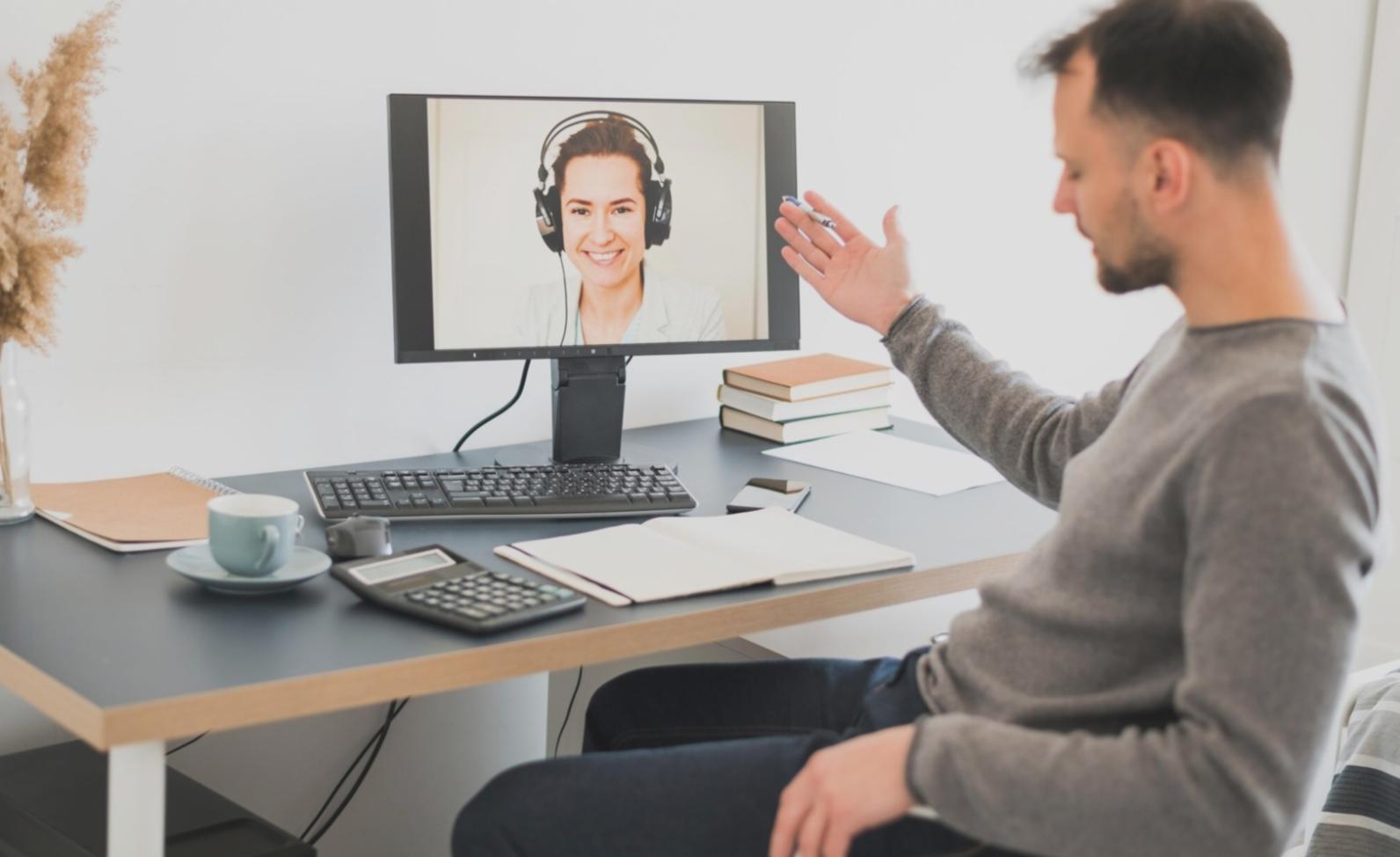 Personne travaillant sur ses finances personnelles avec calculatrice et documents