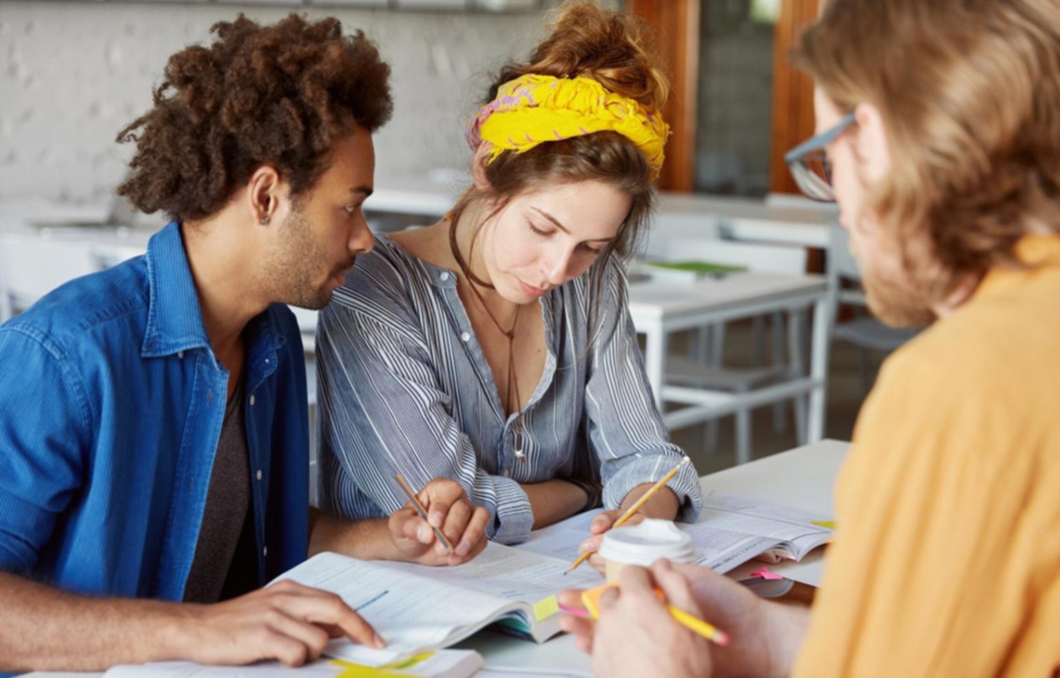 Étudiants travaillant en équipe sur un projet financier